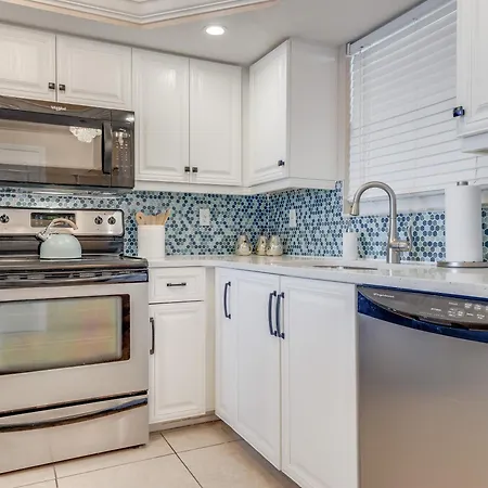 Gulf-View Condo W/ Pool, Beach Access & Bbq Area